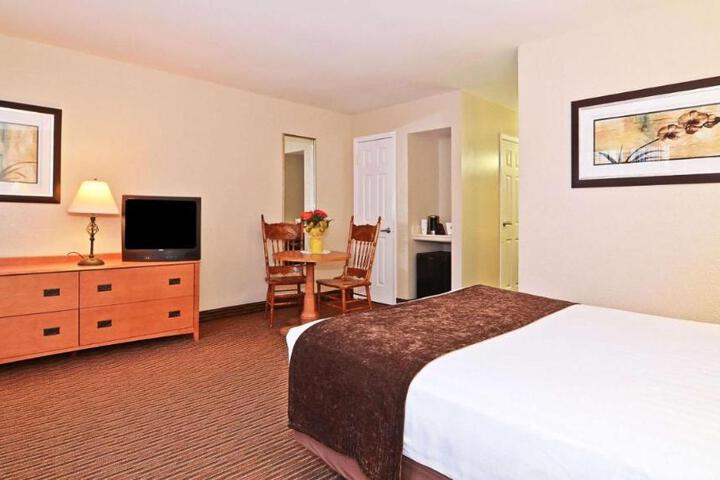 1 King Bed (4 of 12)