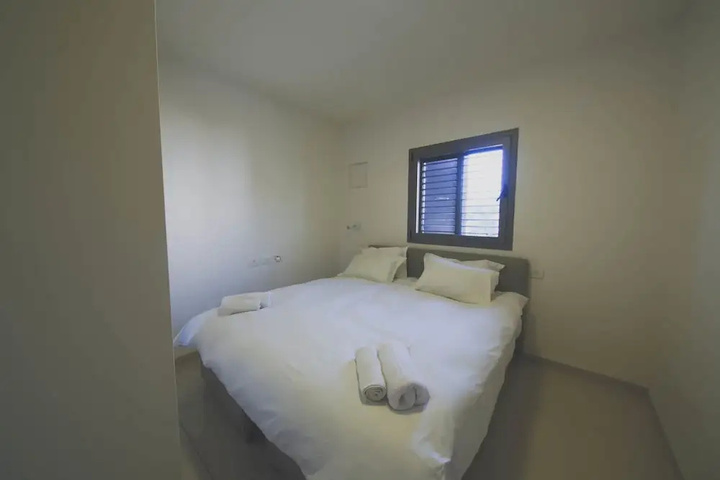 Room 4 of 14