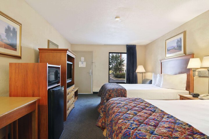 2 Queen Beds (7 of 13)
