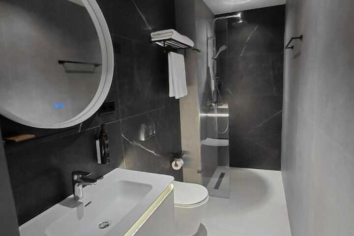 Room 12 of 25