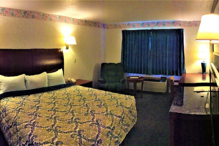 1 Queen Bed (11 of 13)