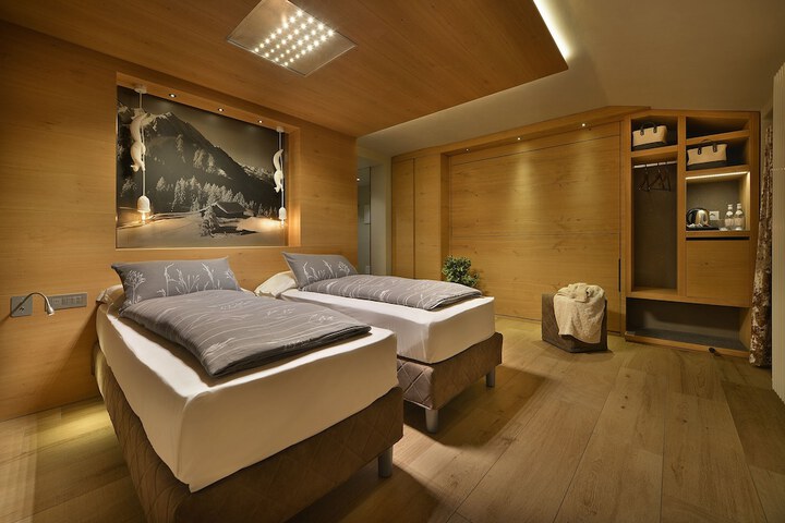 Room 65 of 211