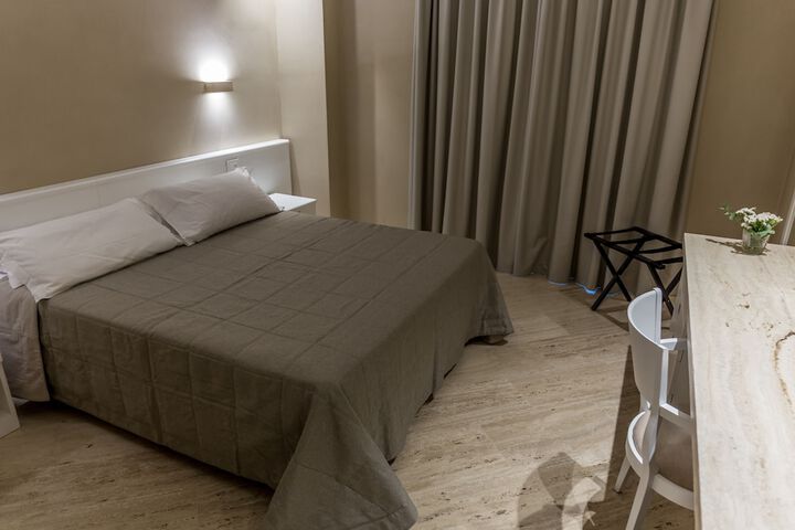 Room 10 of 26