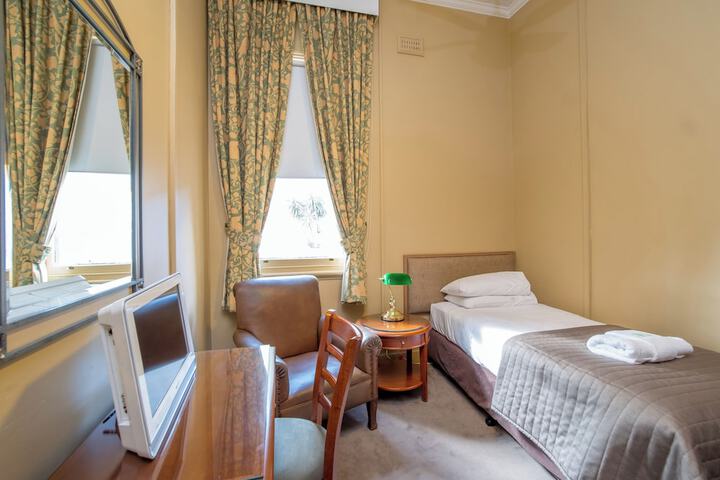 Room 4 of 17