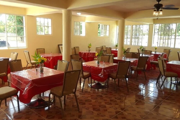 Dining 16 of 19