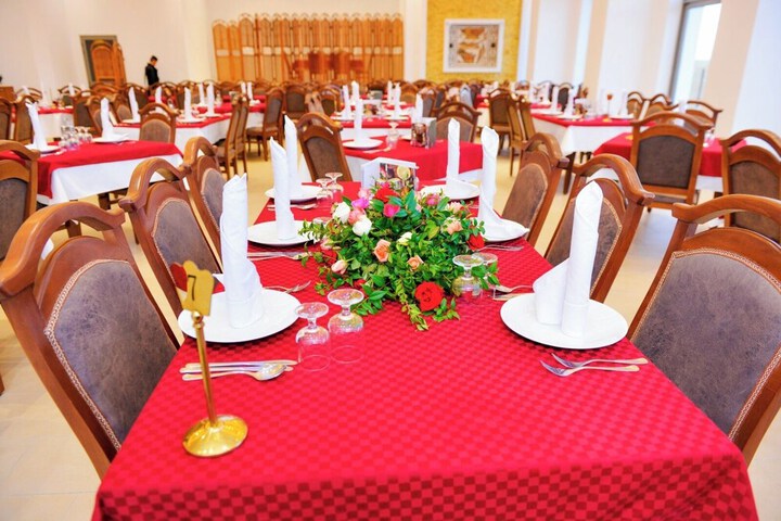 Dining 53 of 59