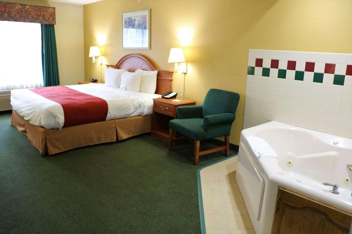 Suite King and Twin Beds (1 of 3)
