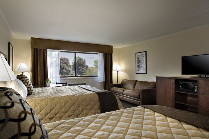 2 Queen Beds (11 of 12)