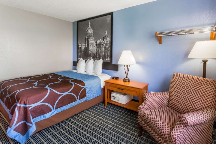 1 Queen Bed (10 of 12)