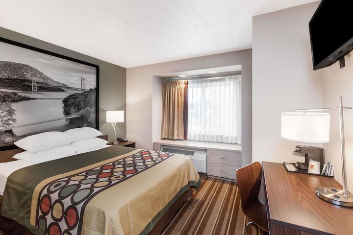 1 Queen Bed (6 of 7)