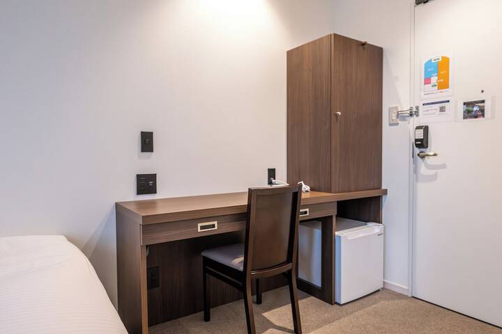 Room 32 of 47