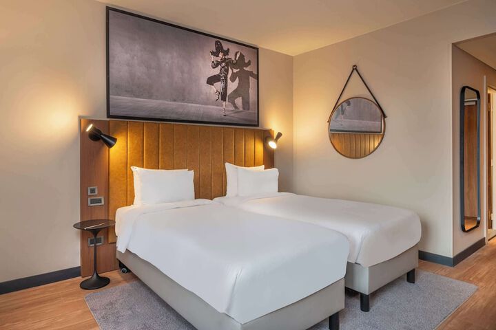 Room 17 of 106