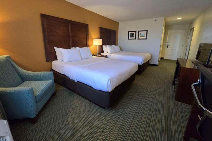 2 Queen Beds (2 of 5)