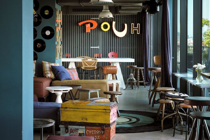 Lounge 68 of 98
