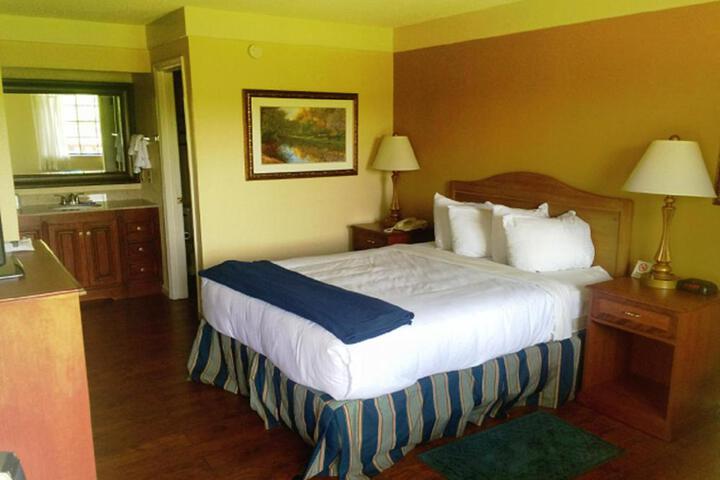 1 Queen Bed (19 of 23)
