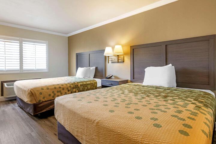 2 Queen Beds (6 of 11)