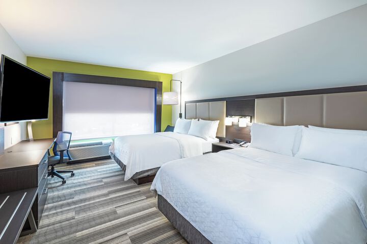 2 Queen Beds (7 of 16)