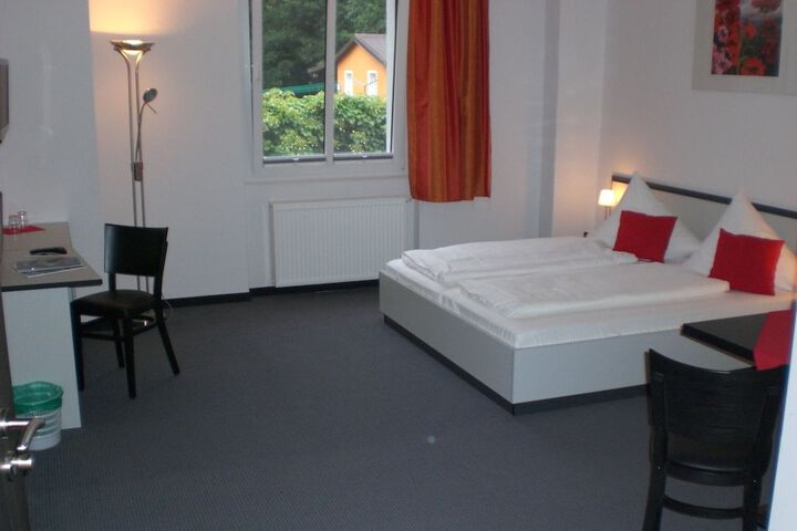 Room 11 of 37