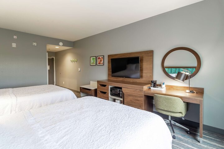 2 Queen Beds Hearing Accessible (3 of 20)