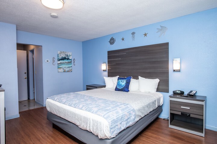 1 King Bed (8 of 18)