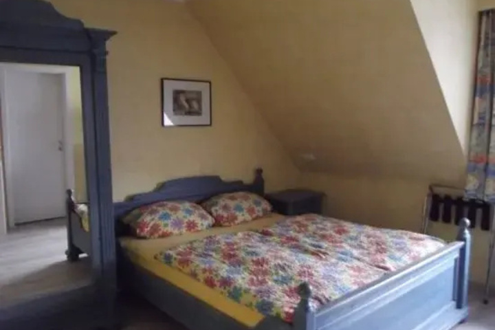 Room 4 of 8