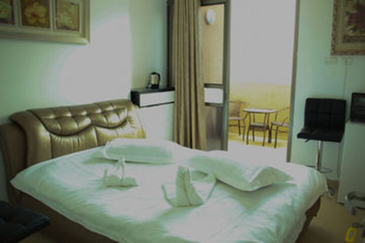 Room 11 of 32