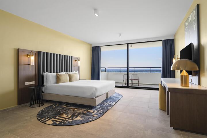 Room 21 of 170