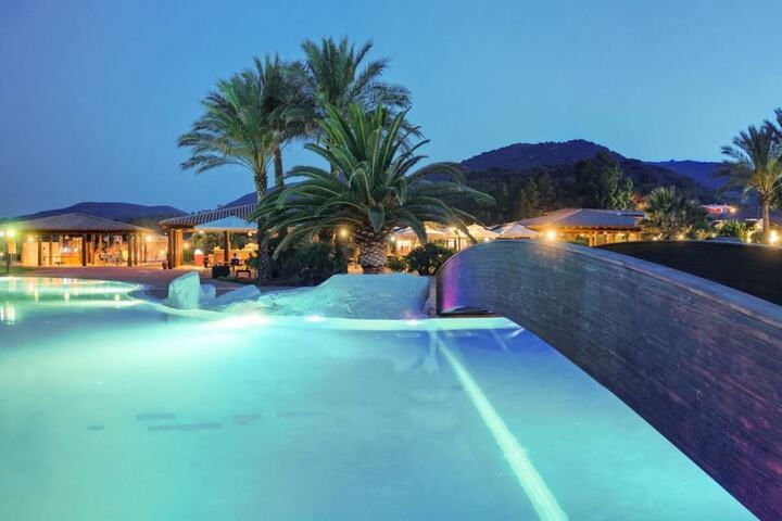 Hotel Pool