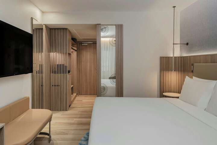 Room 45 of 102