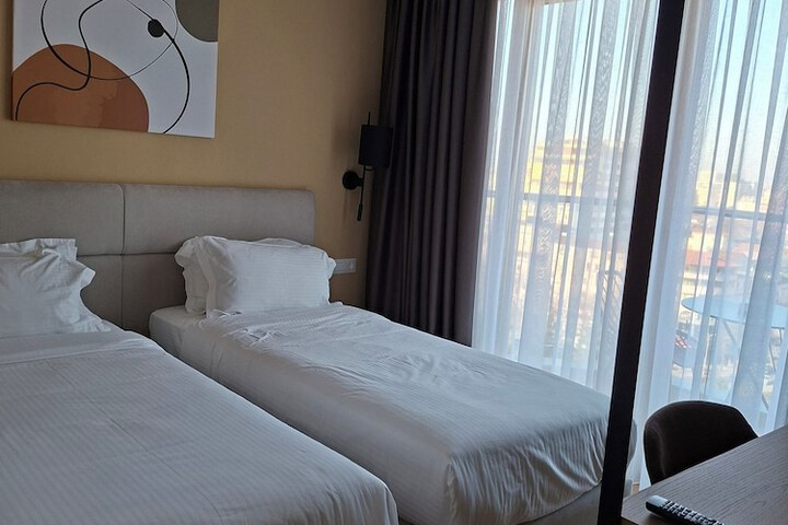 Room 42 of 101