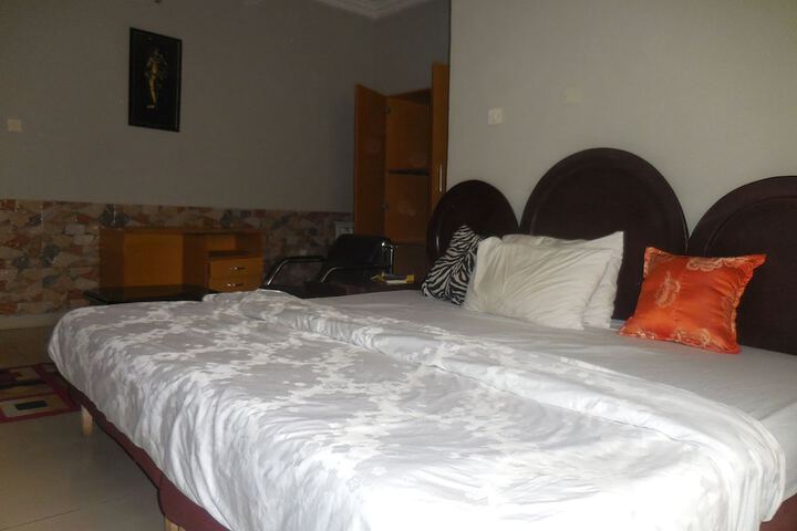 Room 5 of 18