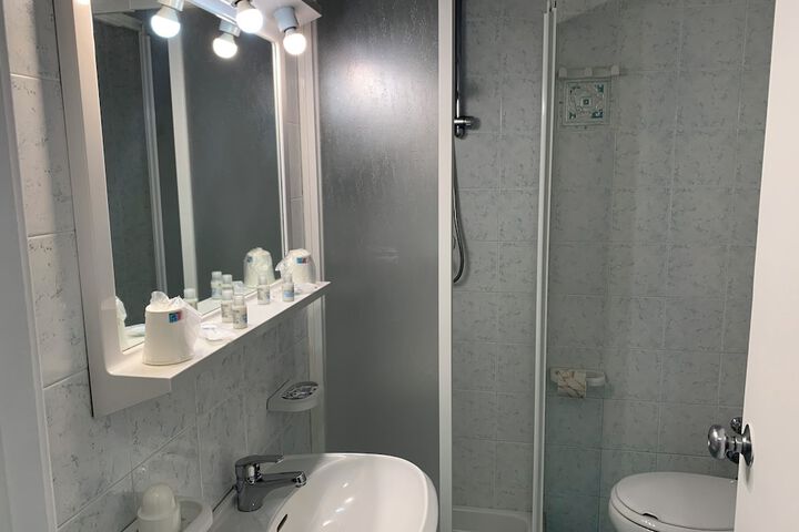 Room 12 of 28