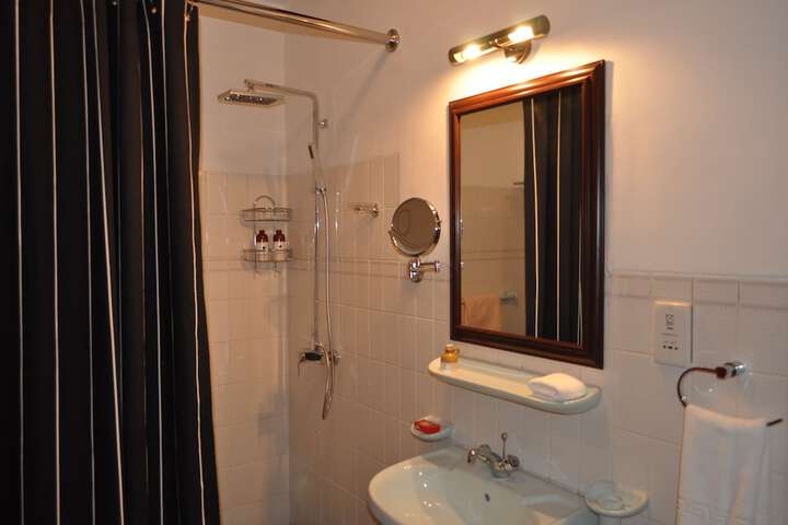 Room 17 of 34