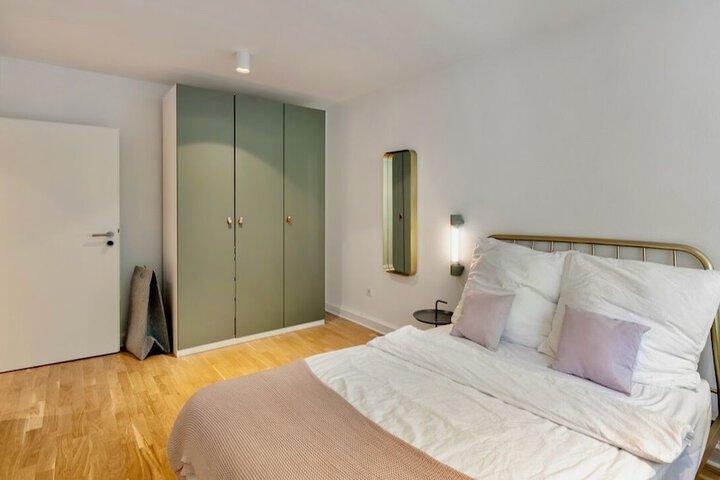 Room 8 of 33