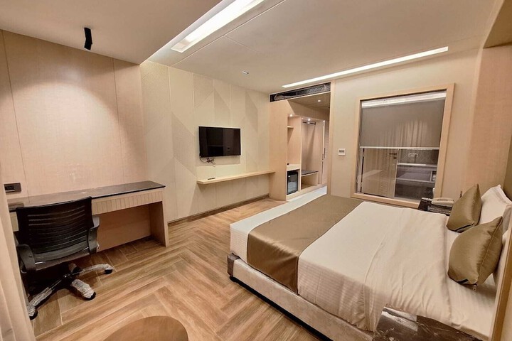 Room 10 of 27