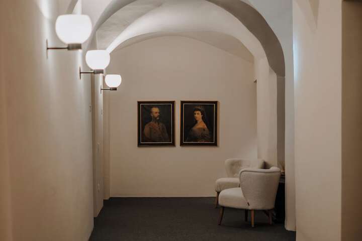 Ballroom/Hall 72 of 83