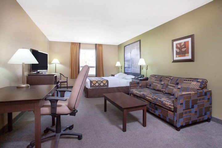 1 Queen Bed (7 of 11)