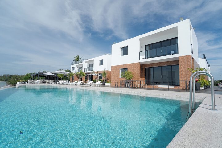 Pool 18 of 29