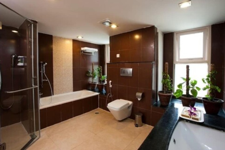 Room 7 of 32