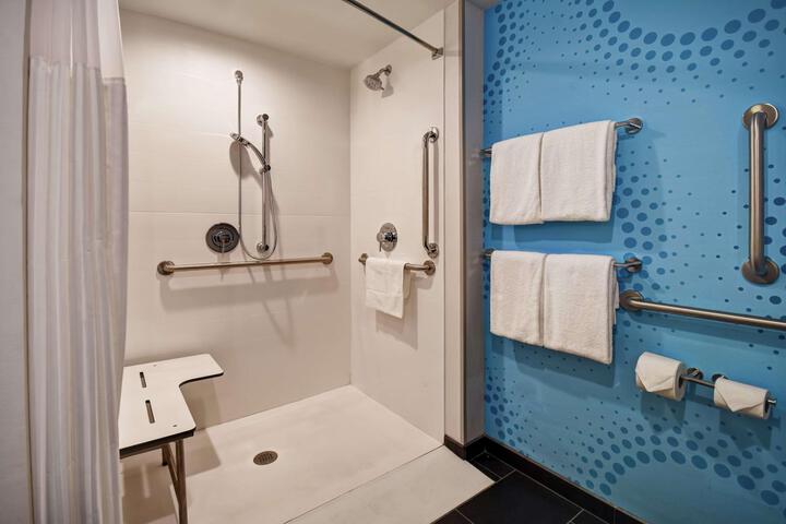 1 Queen Hearing Accessible Room (4 of 11)