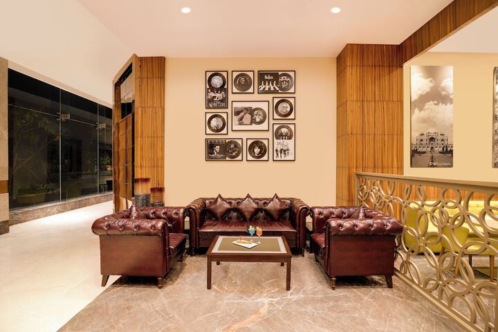 Lounge 53 of 70