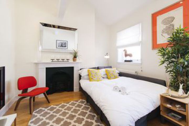 Room 6 of 18