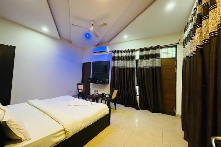 Room 2 of 7