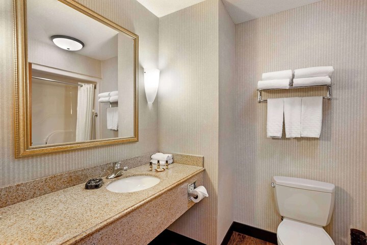 2 Queen Beds Desk Microwave, Refrigerator WiFi Full Breakfast (4 of 10)