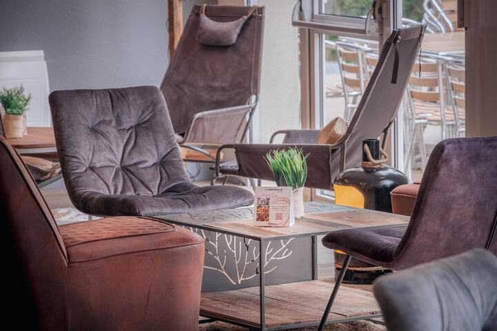 Lounge 105 of 127