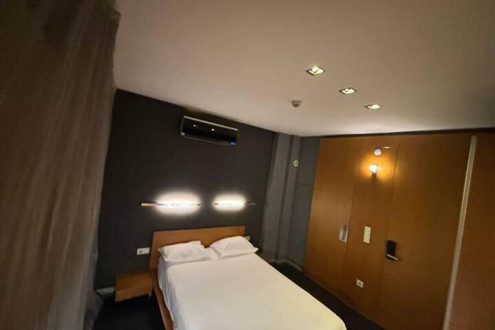 Room 11 of 25