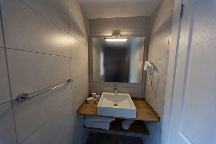 Room 37 of 60