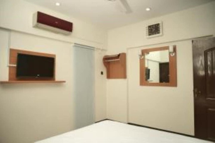 Room 8 of 12