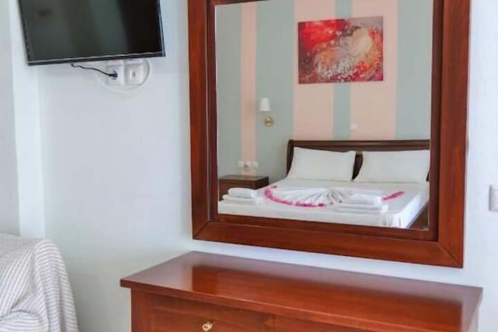 Room 9 of 103