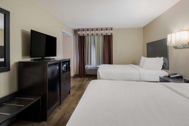 1 Queen Bed High Speed Internet Accessible Microwave and Refrigerator LCD Television Chair with Ottoman Full Breakfast (2 of 15)